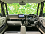 運転席まわりは前方の視界が広く、明るい色合いのインパネが室内をすっきり見せます。シートに腰掛けた際も周囲を見渡しやすく、落ち着いて過ごせます。