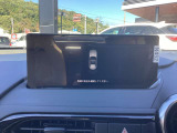 【マツダコネクト】  オーディオ操作、車両装備、ナビ案内など、統合的にモニターできる見やすいサイズのディスプレイです。