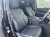高いホールド性で運転姿勢が安定します。長距離ドライブでも疲れにくいのが魅力です。快適なドライビングライフをお送りください♪