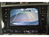 車両後方の映像を車内のディスプレイに表示し、駐車時や後退時の障害物や歩行者の確認を補助します。 広角レンズを採用し、広い範囲を映し出すことができます。