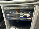 タッチコントロール式2ゾーンフルオートエアコンパネル。運転席、助手席それぞれ独立して温度管理が可能です。花粉やダストを除去するフレッシュエアフィルターも装備され、クリーンな室内環境を保ちます。