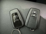 スマートキーをポケットやバッグに携帯していれば、キーを取り出すことなくドアハンドルを握り解錠、ドアハンドルのセンサーに触れるだけで施錠できます。