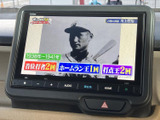 停車中にテレビ番組の映像を視聴でき、休憩時間など車内で過ごすひとときに活用できます。画面上には番組情報も表示されており、目的地での待ち時間を過ごす際にも便利な装備です。