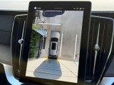 360&deg;カメラは縦型画面でとても見やすく、全方位にセンサーも付いているので狭い道でも安心です。クロストラフィックアラートで後方の障害物もお知らせしてくれます。