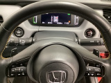 ステアリングホイール・後ろの減速セレクターは、左右に取り付けられた2つのパドルスイッチで減速の強さを調整。 左側の「-」を操作すると減速を強く、右側の「+」を操作すると減速を弱くすることができます。