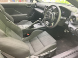運転席と助手席には、身体を支える形状のシートが備わり、落ち着いた色合いでまとまっています。前方を見渡しやすい着座位置で、乗り降りの際にも室内の様子を確認しやすい空間です。