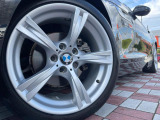 ●純正17インチアルミホイール:輸入車ならではの卓越した走りを支えるホイールと足回りです!日本車の走りに慣れている方にもぜひ体感して頂きたいほど、高いレベルでまとまっています!