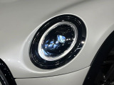 ●LEDヘッドライト:夜間走行時も良好な視界を確保し安心して運転できる高輝度LEDヘッドライトを装備!点灯速度が早く、消費電力も抑えられています。