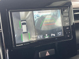 車両周辺と後方の映像を画面で確認でき、駐車時の周囲確認をサポートします。ガイド表示も備わり、駐車スペースへの出し入れや後退時の安全確認に活用いただけます。