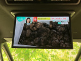 天井に設置されたモニターで、後席からも画面を確認しやすい位置にあります。停車中の待ち時間などに映像を楽しめるため、ご家族での外出や休憩時にも活用いただけます。