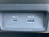 USB接続端子、USBデバイスやiPod/iPhoneまたはAndroidスマートフォンを接続できます。