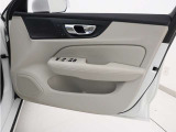 運転席ドアの全景です。キャビンを彩るすべてのものに、機能を形にした美しさが備わっています。