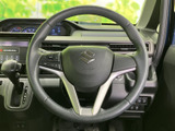 手元に複数のスイッチが配置され、運転姿勢を大きく変えずに各種操作へアクセスしやすい仕様です。握りやすい形状で、日々の運転時にも扱いやすさに配慮されています。