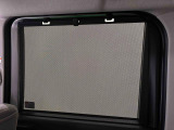 後席の日差しを防ぐ、格納式リヤドアサンシェード付いてます