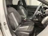 長時間の運転でも疲れを感じにくい、適度な硬さのシートです!