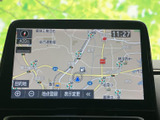 地図上に現在地や周辺の道路、施設が表示され、目的地までのルート確認に役立ちます。画面上で地点登録や表示変更も選べるため、行き先に合わせて使い分けできます。