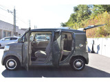 ほぼ垂直に開くドアで乗り降りも楽々でございます♪