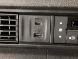 【USBポート】USBポートも装備されています!スマートフォンのオーディオに連携も可能です。今や欠かせない装備の一つです!そして、充電用は急速充電に対応しているtype-Cとなっています♪
