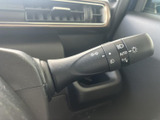 レバーに灯火類や方向指示器の表示があり、運転中に必要な操作を見分けやすい配置です。手元で扱えるため、周囲への合図や夜間の視認性確保にも便利にお使いいただけます。
