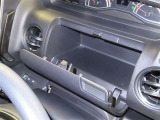 運転席にアッパーボックスを装備しております。