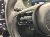 ステアリングにオーディオ操作スイッチが付いています。オーディオ画面に直接タッチしなくても操作が出来ますので、運転に集中できます。