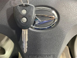 【キーレス】少し離れた場所からでもボタン一つでドアの開錠・施錠ができるのでとっても便利!ドアの鍵穴周りに傷をつけることもありません♪
