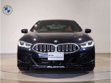 【BMWの伝統】BMWの特徴的な&ldquo;キドニーグリル&rdquo;は、80年以上続く伝統の形でございます。変わらないこだわりのデザインが、プレミアムブランド&ldquo;BMW&rdquo;を創り出します。