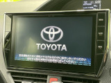 画面には起動画面が表示され、周囲には現在地やオーディオ、メニューのボタンを配置。必要な機能へアクセスしやすく、日々の移動をサポートする操作環境が整っています。