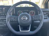 手元にオーディオや運転支援に関するスイッチが配置され、前方を見ながら必要な操作を行いやすい構成です。表示も確認しやすく、日常の運転を便利にサポートしてくれます。