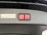 自動開閉テールゲートとフットオープナーを装備。両手が荷物でふさがった場面でも開閉を支援します。