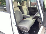 【ベンチシート】運転席と助手席の移動もスムーズ!狭い駐車場での乗り降りや、お子様の乗り降りにも便利です。座席の間にコンソールボックスやドリンクホルダーがないため、車内空間が広く感じます。