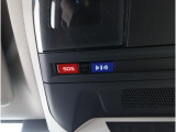 専用ボタンでコールセンターへ接続。状況に応じて緊急車両の要請やロードサービスの取次ぎを行います。重大事故の際は自動的にコールセンターにつながり、緊急車両やドクターヘリを要請します。(要申込)