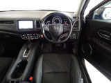 革巻きステアリングで快適な操作性の運転席です。