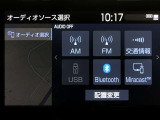 AM/FMチューナー、Bluetooth接続、USB入力、スマートフォン連携機能を標準装備!テレビの視聴には、TVオプションへのお申し込みが必要です。申し込み詳細・料金は展示店舗までお尋ねください。