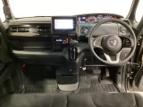 車内は光触媒抗菌消臭施工済です。インパネ周りはスタイリッシュなデザインで機能や装備も充実しています。グローブボックスやカップホルダーのほかにトレーなどたくさんの収納スペースが付いています。