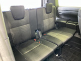 左右に並ぶシートにはヘッドレストが備わり、後席の同乗者も落ち着いて過ごせる空間です。窓から光が入り、座面の縞模様が車内にほどよい変化を添えています。