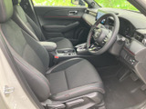 座面と背もたれにゆとりを感じる前席で、運転席からの視界も確保しやすいレイアウトです。落ち着いた色合いの室内で、快適にお過ごしいただけます。