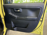 腕を置きやすい高さにまとまったドアまわりで、窓やミラーを見ながら運転姿勢を整えやすい配置です。スイッチ類も手元に集まり、日々の乗り降りに便利です。