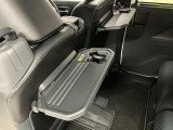【格納式シートバックテーブル】車内でのお食事などで活躍♪カップホルダーも備えています。