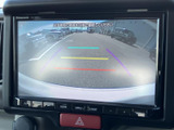後方の映像と距離の目安となるガイド線を画面で確認できます。駐車時に周囲の様子を把握する助けとなり、車庫入れや狭い場所での操作に役立ちます。