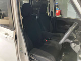 運転席、助手席です。座面も広くゆったりと座れてアームレストも付いているので重宝します。