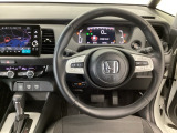 【ハンドル】運転にかかわる様々な操作を安全に行えるように視点移動が少なく操作性に配慮されたスイッチ類が凝縮されたコックピットです。