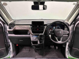 Aピラーの傾斜やヒップポイントの位置を最適化。ひらけた前方視界とノンストレスな運転姿勢で快適なドライブが楽しめます。