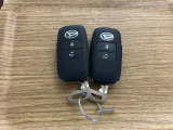 【スマートキー】 スマートキーを携帯していれば、ドアハンドルのボタンを押してロックの解除ができ、パワースライドドア(左側)もワンタッチで開閉できます。