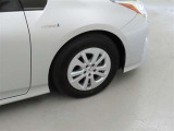 装着タイヤサイズは、195/65R15です。純正アルミホイールを装着しております。