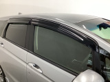 【ドアバイザー】室内の換気や雨天時にも大変便利にご活用頂けるドアバイザー装備!細かな装備ですがうれしいですね!