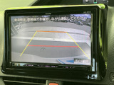 後方の映像とガイド線を画面で確認でき、駐車時に車両後方の位置関係を把握する目安になります。周囲の状況を確かめながら駐車操作を進められるため、狭い場所での車庫入れにも役立ちます。