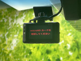 ルームミラー付近に装着された機器は、運転中の記録をサポートする装備です。画面にはカード確認の案内が表示されており、記録機器を活用したい方にも注目いただけます。
