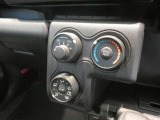 調整が容易なマニュアルエアコンです。夏は快適に、冬も車内の曇りを取ってくれるので安全です♪
