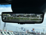 【デジタルインナーミラー(トヨタ)】車両後方カメラの映像をルームミラーに映すことが出来ます。 そのため、後席に人や荷物があって後方が見えづらい場合でもしっかり視界を確保することが出来ます。